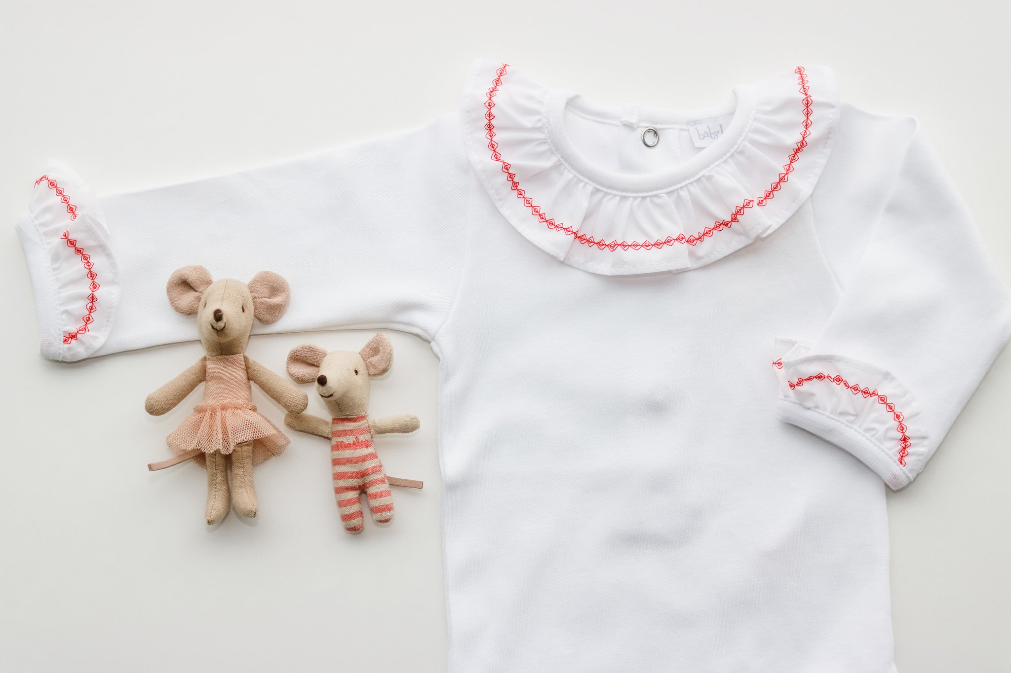 Witte body met rode detailboord