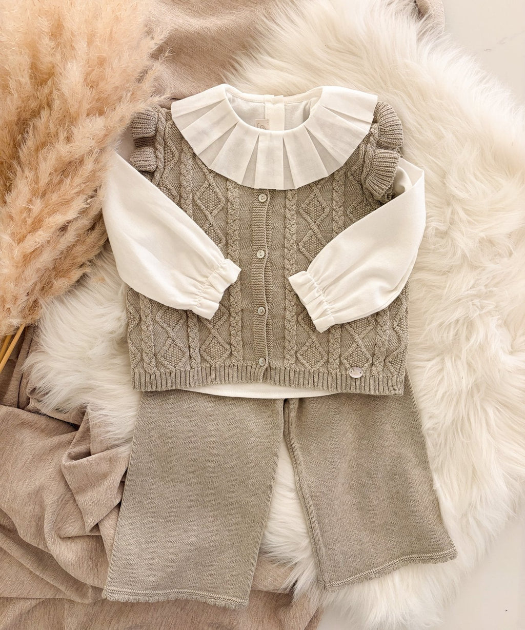 Blouse Jolene met cardigan An en broek Annemarie