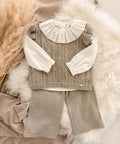 Blouse Jolene met cardigan An en broek Annemarie
