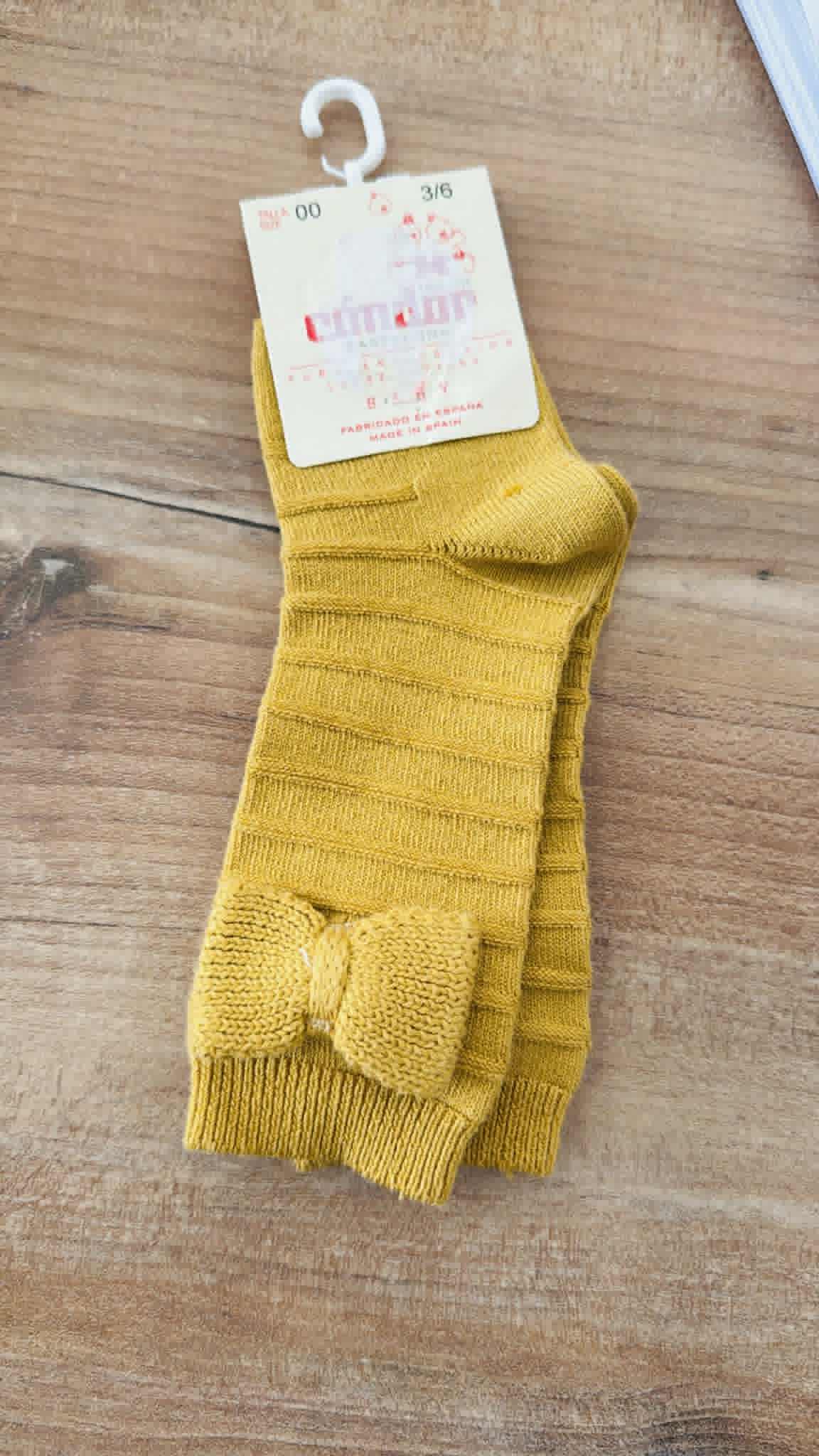 kniekous met strik mosterdgeel