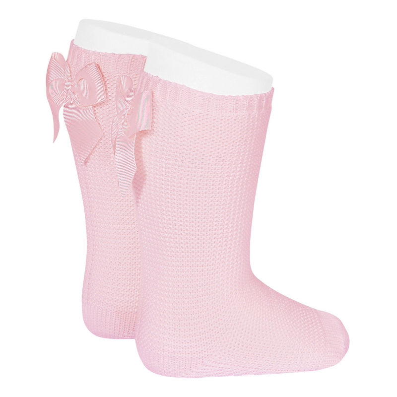 Licht gebreide kniekousjes met strik achteraan ROZE